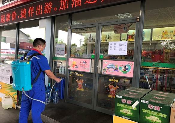 湖南石油第一時(shí)間安排向張家界運(yùn)送防疫及民生物資，物資通過(guò)多種渠道順利送抵。自7月下旬以來(lái)，張家界石油一邊落實(shí)地方防疫政策，一邊抓好民生保供，全市近50座加油站全部營(yíng)業(yè)，40余座易捷便利店商品供應(yīng)不打烊，全線抗疫保民生，全力以赴助力打贏疫情防控阻擊戰(zhàn)。